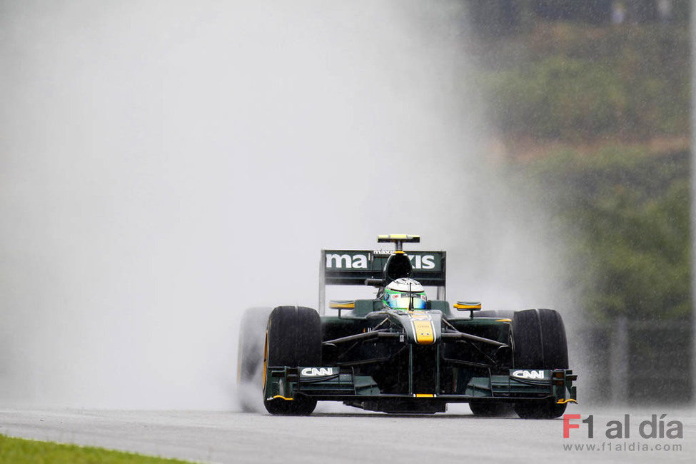 Kovalainen bajo la lluvia de Malasia