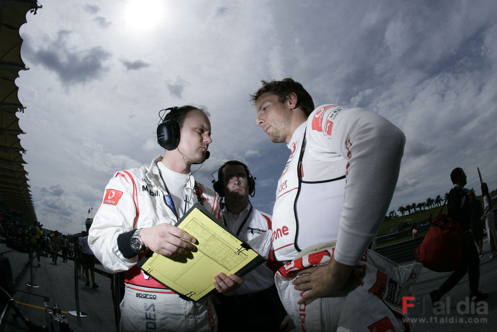 Button habla con su ingeniero en la parrilla de Sepang