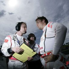 Button habla con su ingeniero en la parrilla de Sepang