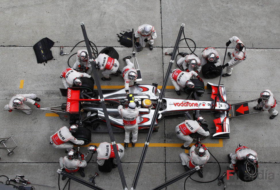 Hamilton cambia neumáticos en el GP de Malasia 2010