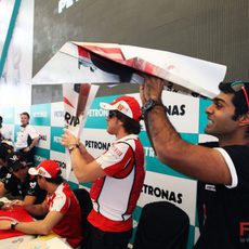 Alonso y Chandhok lanzan aviones de papel gigantes al público