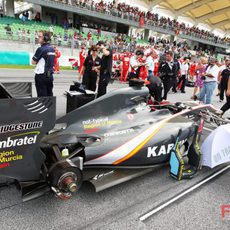 El Hispania sin los neumáticos en la parrilla del GP de Malasia 2010