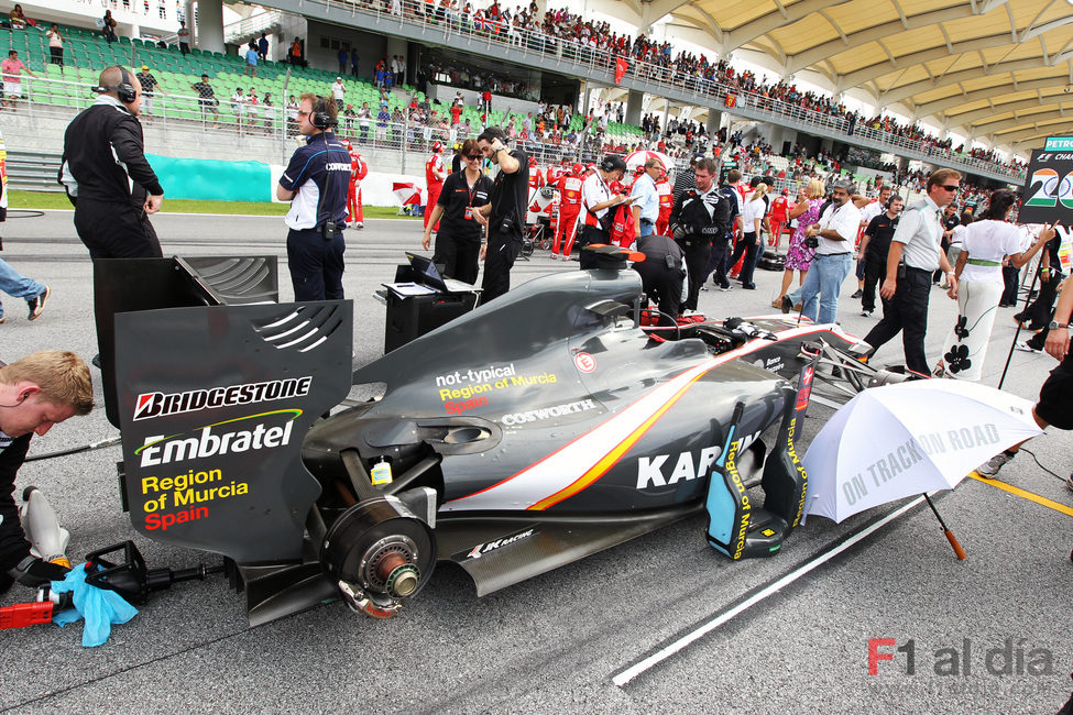 El Hispania sin los neumáticos en la parrilla del GP de Malasia 2010