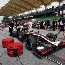 Karun Chandhok en la parrilla de salida de Sepang