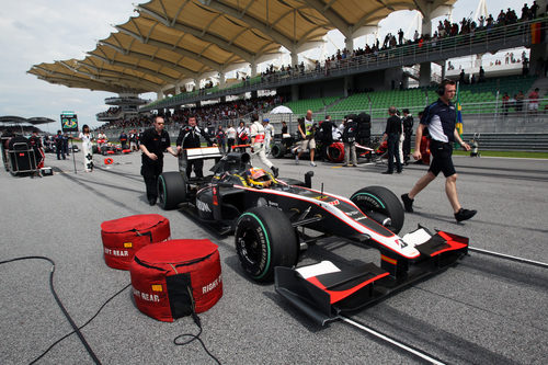 Karun Chandhok en la parrilla de salida de Sepang