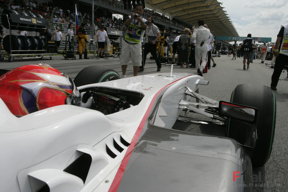 Kamui listo para tomar la salida del GP de Malasia 2010