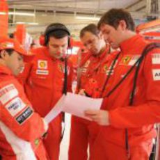 El equipo Ferrari repasa sus datos