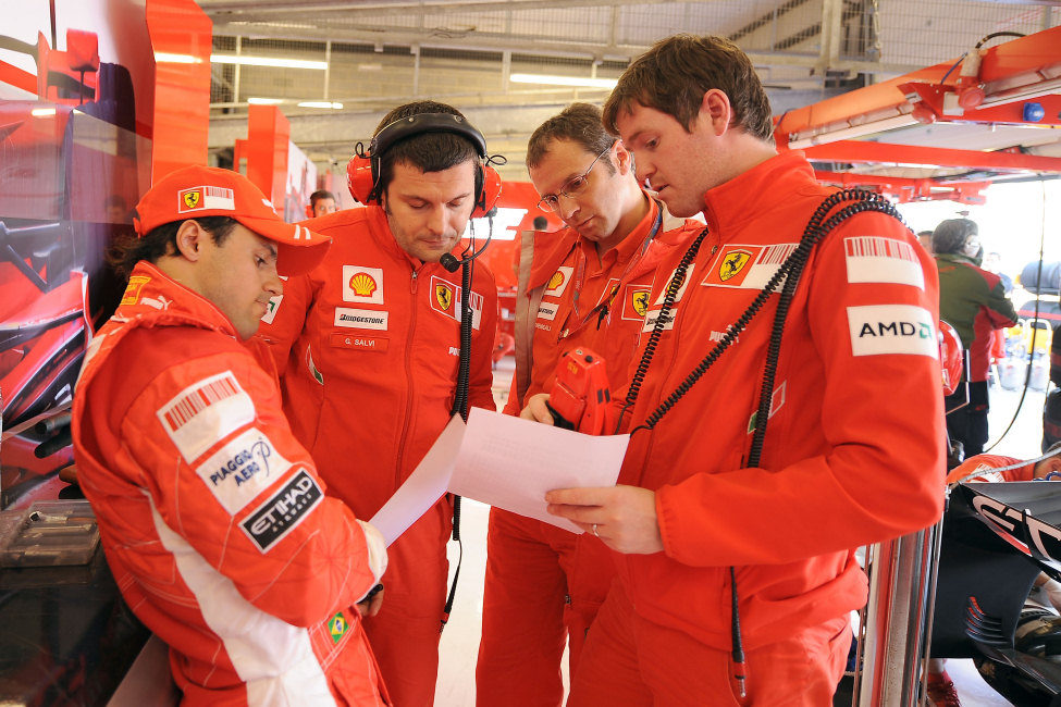 El equipo Ferrari repasa sus datos