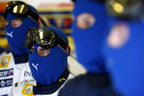 El equipo Renault atento a la pantalla