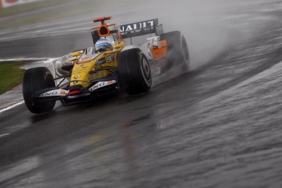 Alonso pelea con la lluvia