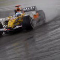 Alonso pelea con la lluvia