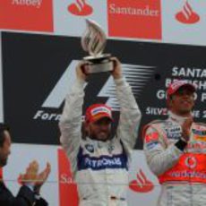 Heidfeld levanta su trofeo