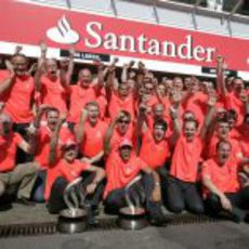 El equipo McLaren celebra los dos premios