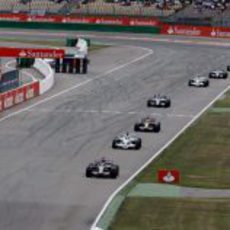 Fila de coches detrás de Coulthard