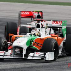 Sutil lucha con Hamilton por la posición