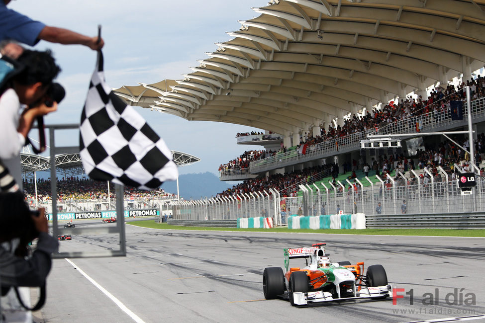 Bandera a cuadros para Adrian Sutil en Malasia