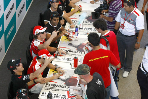 Alonso y Di Grassi tiran fotos a los fans