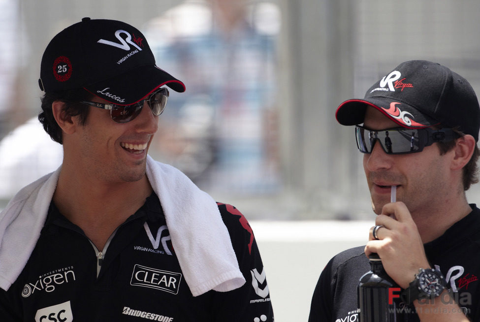 Di Grassi y Glock charlan antes del GP de Malasia 2010
