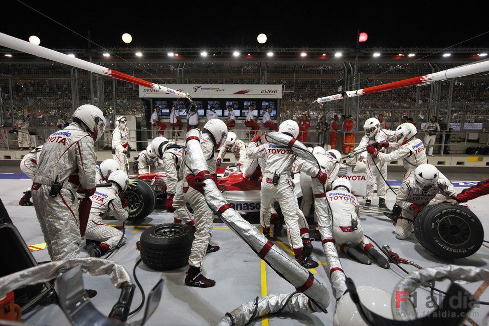Los mecánicos de Toyota trabajan en el GP de Singapur 2008