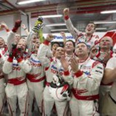 Los mecánicos de Toyota celebran el 1-2 en parrilla