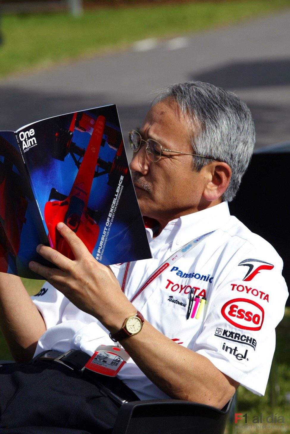 Tsutomu Tomita lee una revista