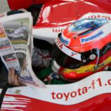 Timo Glock lee la prensa