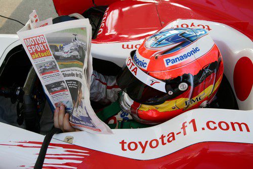 Timo Glock lee la prensa