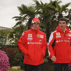 Fernando Alonso y Fabrizzio Borra en el GP de China 2010