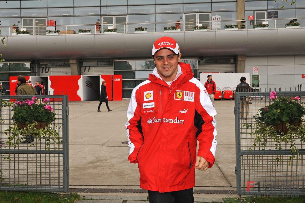 Felipe Massa en el 'paddock' de Shanghai