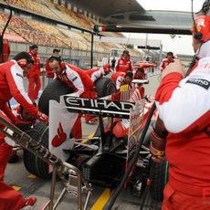 Ferrari ensaya un cambio de ruedas en el monoplaza de Massa