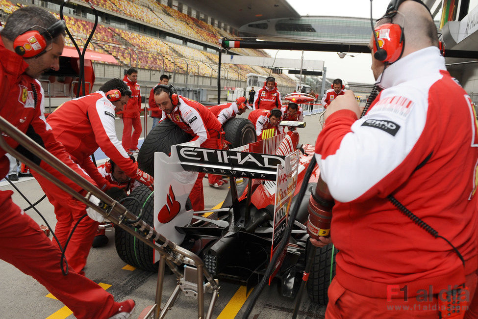 Ferrari ensaya un cambio de ruedas en el monoplaza de Massa