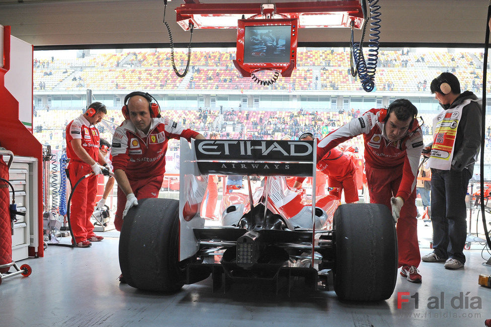 Massa vuelve al box tras rodar en los libres 1