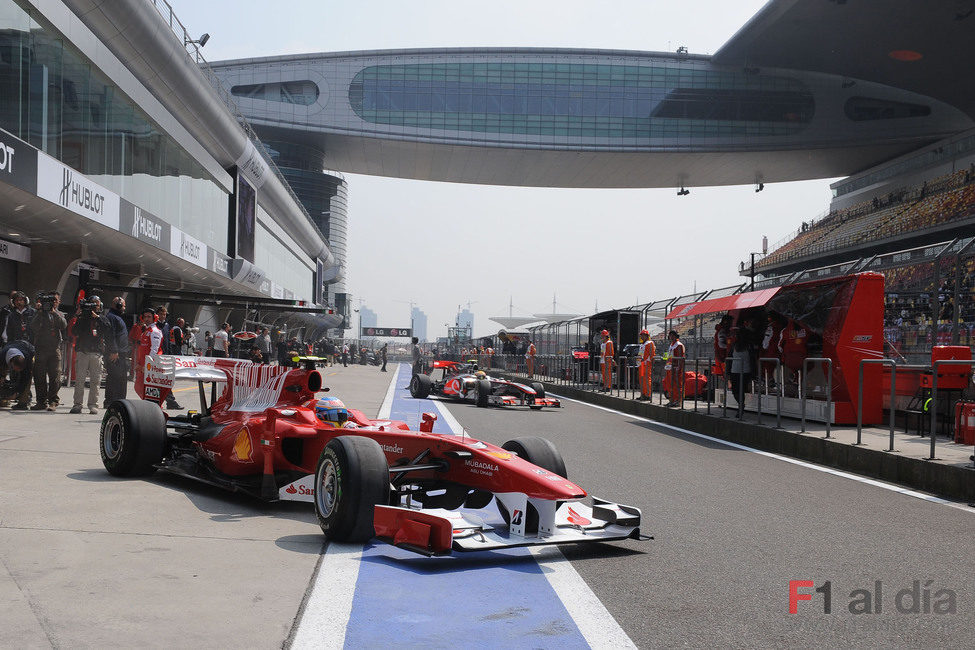 Alonso y Hamilton salen a la pista de Shanghai