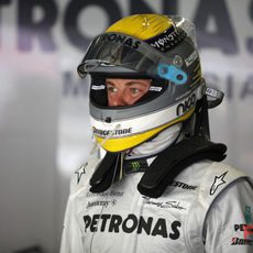 Rosberg con su casco amarillo y gris
