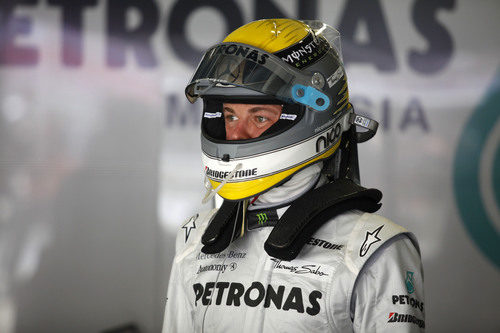 Rosberg con su casco amarillo y gris