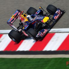 Vettel pisa el acelerador a fondo