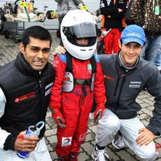 Chandhok y Senna posan con un joven aficionado