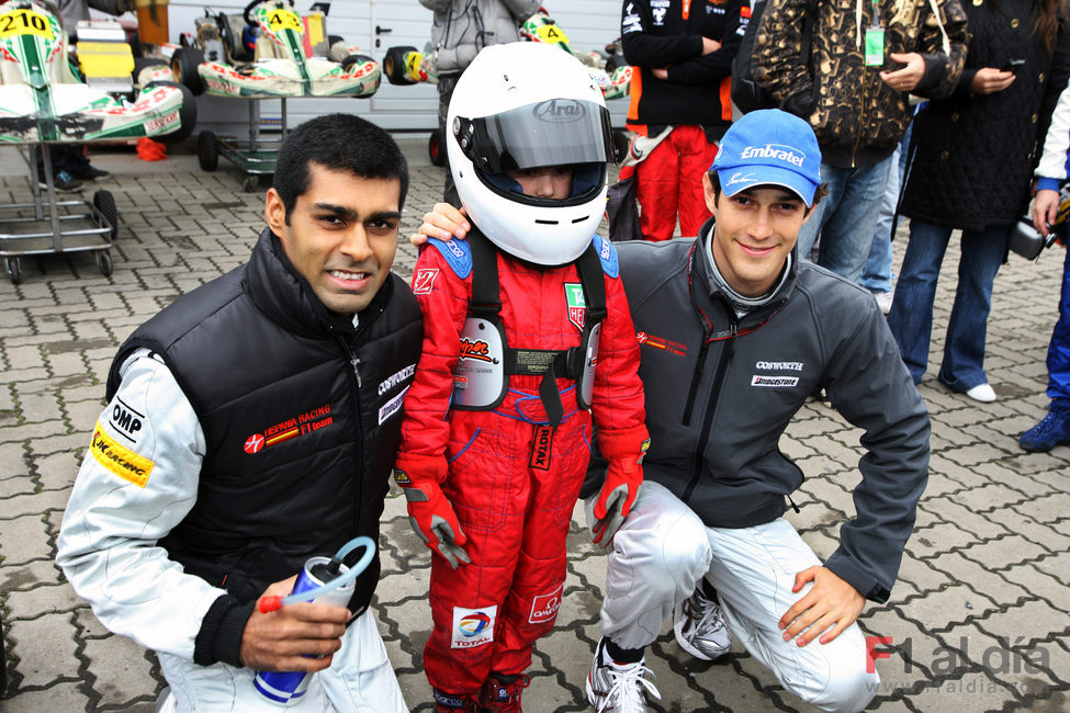 Chandhok y Senna posan con un joven aficionado