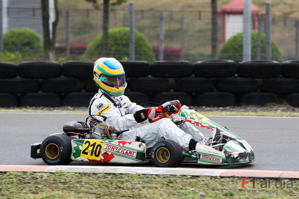 Bruno Senna sobre un kart