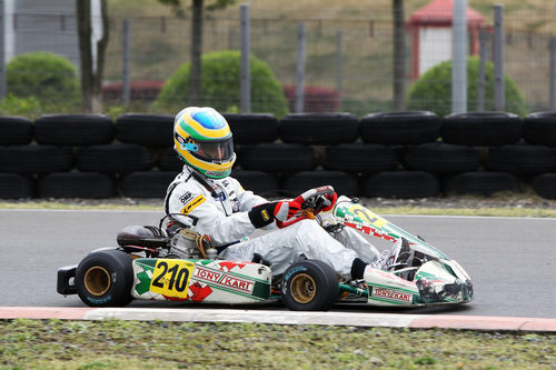 Bruno Senna sobre un kart