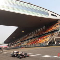 Chandhok bajo el impresionante edificio de Shanghai