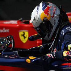 Sebastian Vettel se baja de su monoplaza tras lograr la 'pole' en Shanghai