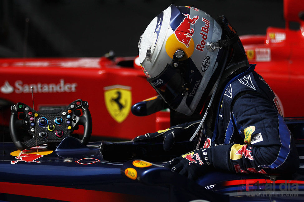 Sebastian Vettel se baja de su monoplaza tras lograr la 'pole' en Shanghai