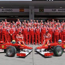 Foto de familia del equipo Ferrari