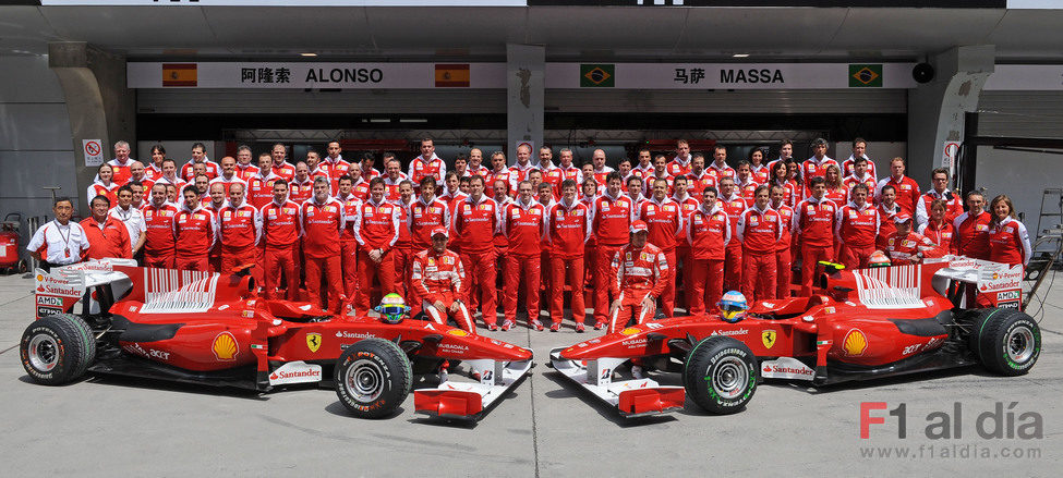 Foto de familia del equipo Ferrari