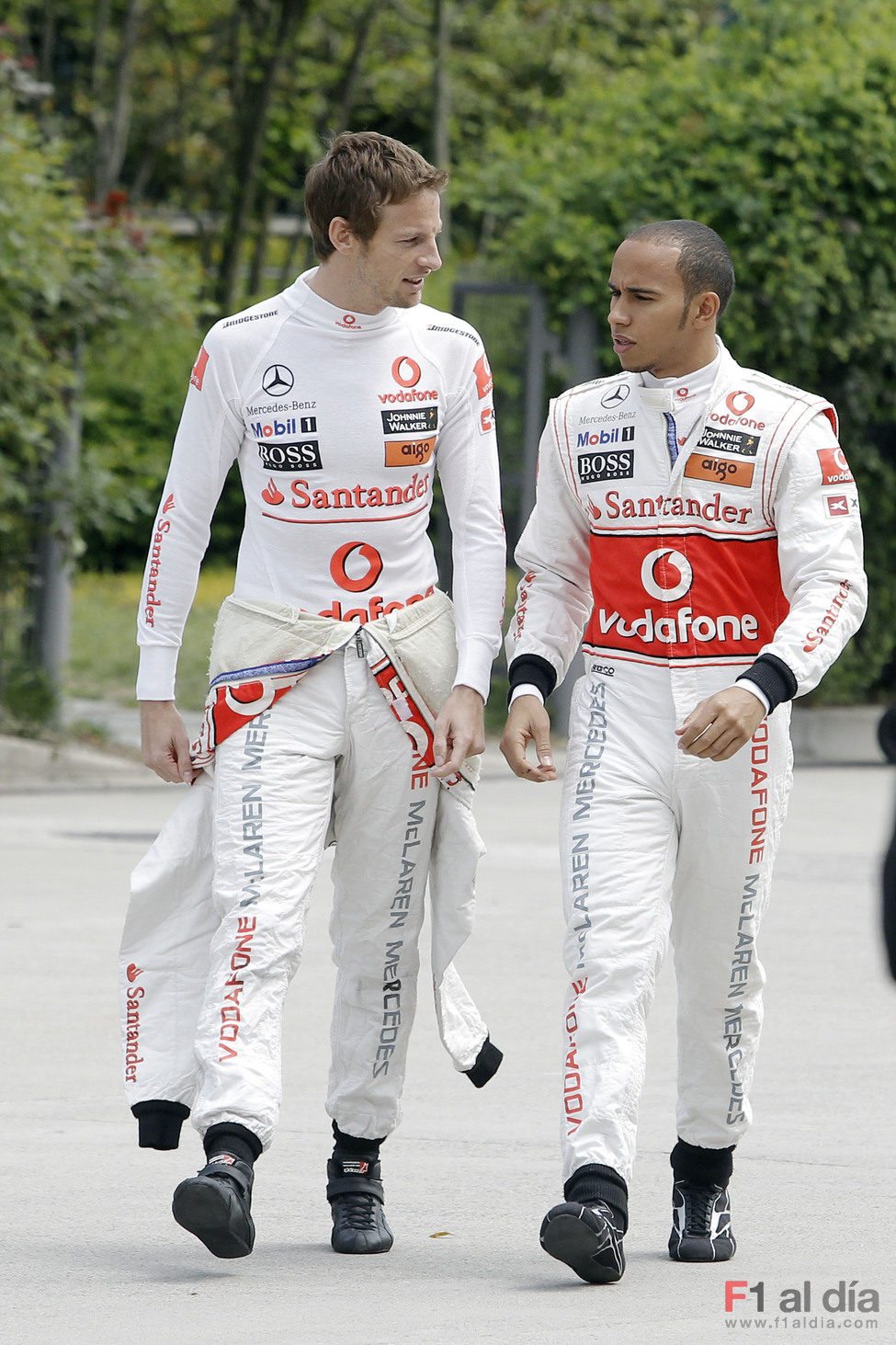 Button y Hamilton llegan juntos al circuito
