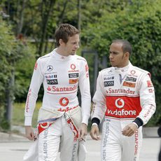 Button y Hamilton llegan juntos al circuito