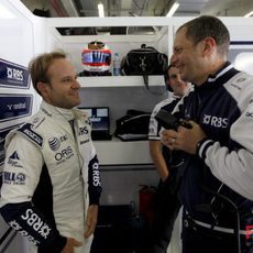 Barrichello habla amistosamente con su ingeniero