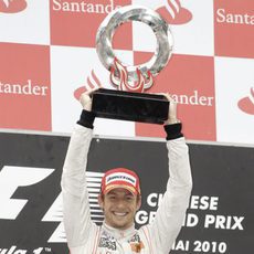 Jenson levanta su trofeo en Shanghai