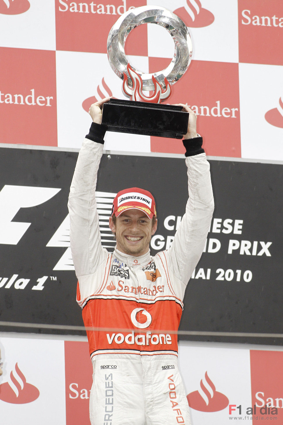 Jenson levanta su trofeo en Shanghai